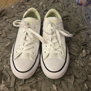 Women’s low top converse